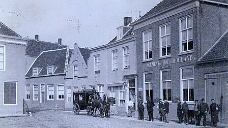 oude zwart-wit foto van een straat in Tholen