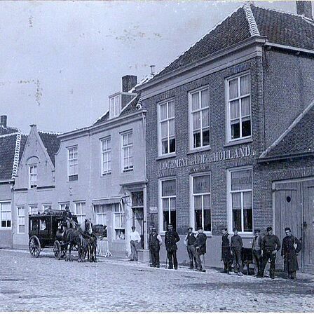 oude zwart-wit foto van een straat in Tholen
