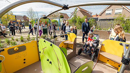 Emma in de rolstoel bij het speeltoestel Jeep