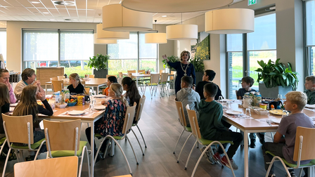 Burgemeester heet leerlingen Obs Oosterschelde welkom in het gemeentehuis