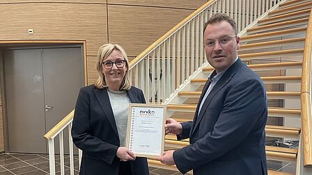 overhandiging van het NVVK-certificaat door Judith van Geffen (NVVK) aan de wethouder Corniel van Leeuwen (gemeente Tholen) in het gemeentehuis