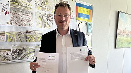 Wethouder Van Leeuwen met SEB-convenant