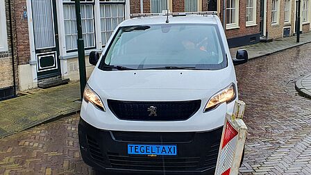 Auto met nummerbord Tegeltaxi