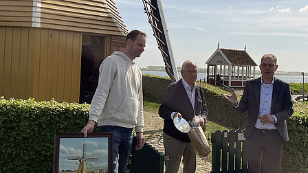 Eliza, Jan en wethouder Peter Hoek