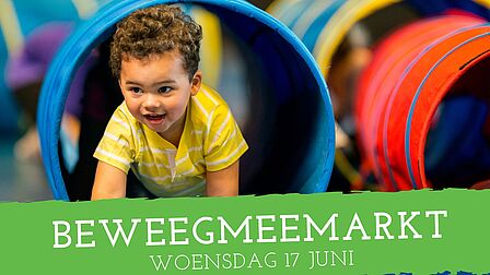 Kindje aan het spelen met eronder titel Beweegmeemarkt